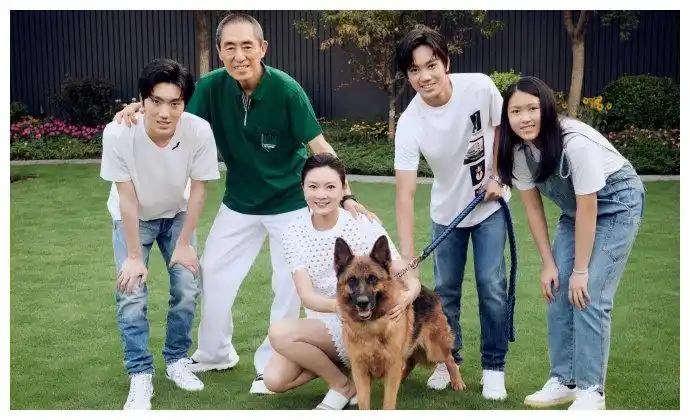 张艺谋妻子陈婷晒全家福,一家五口好温馨,小31岁娇妻似两辈人