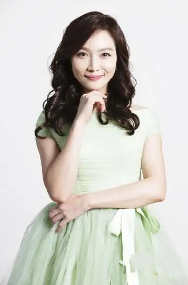 2006年,李敏英带着身孕嫁李灿,婚后遭家暴流产,结婚13天就离婚