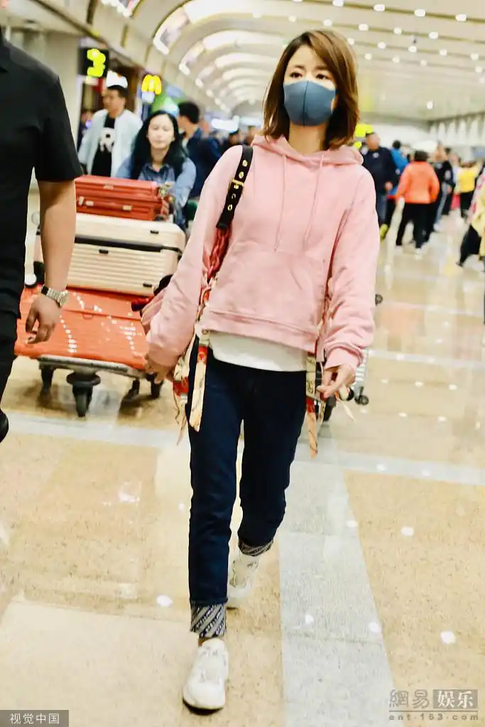 43岁林心如穿粉色卫衣扮嫩清纯依旧