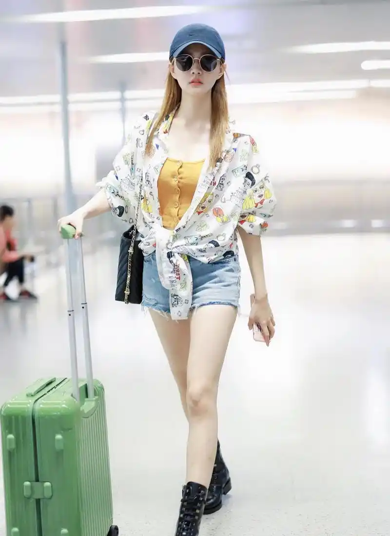 徐璐为"炫腿"真够拼,印花衬衫配牛仔短裤走机场,竹竿腿真吸睛