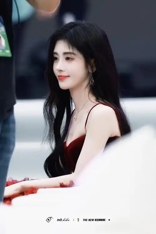 鞠婧祎红毯##qq音乐巅峰盛典