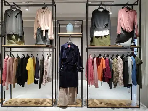 品牌女装折扣店的通道规划要科学合理,货架及其他道具的摆放要符合