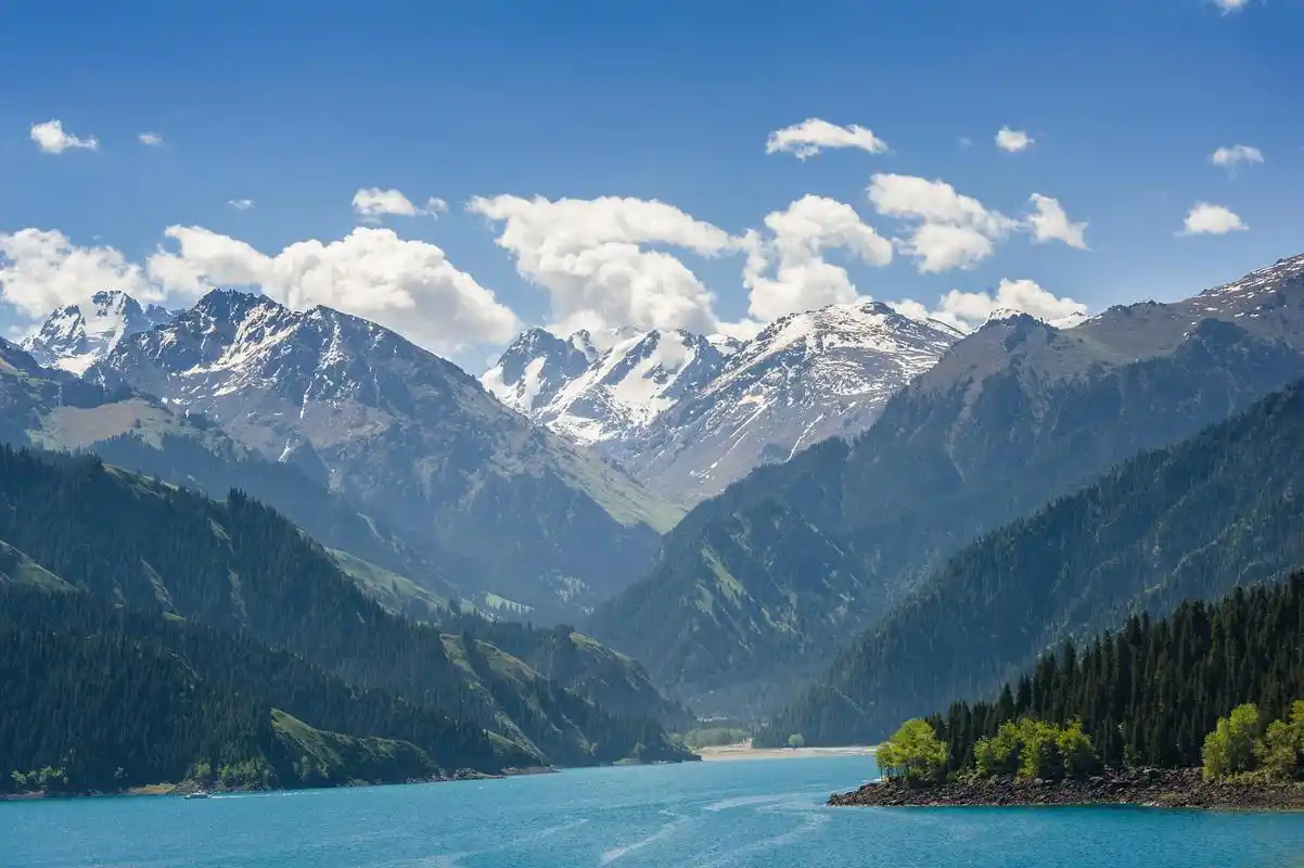 新疆天山天池风景名胜区位于新疆昌吉回族自治州阜康市境内,是以高山