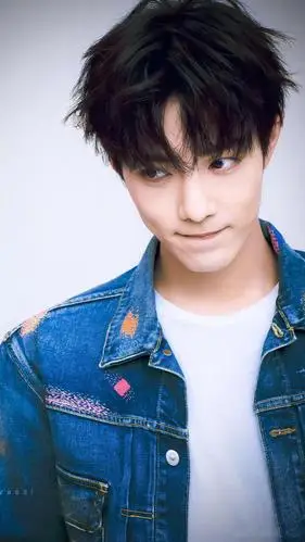 青春洋溢少年肖战帅气写真