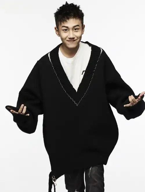 姜冠南个性写真曝光表情抓马搞怪如"江天昊"