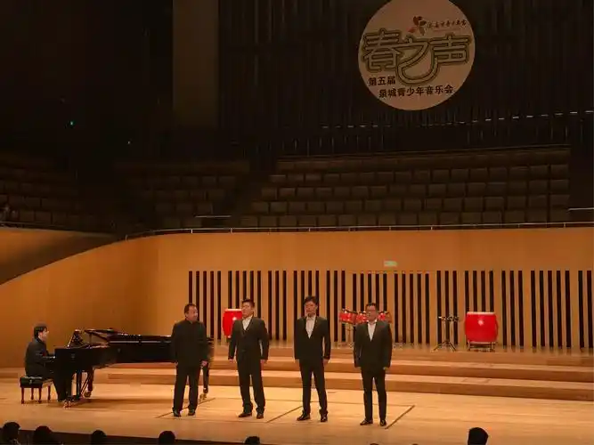 男声四重唱《游击队歌》,四位表演者各有特色,声音充满磁性,充满力量