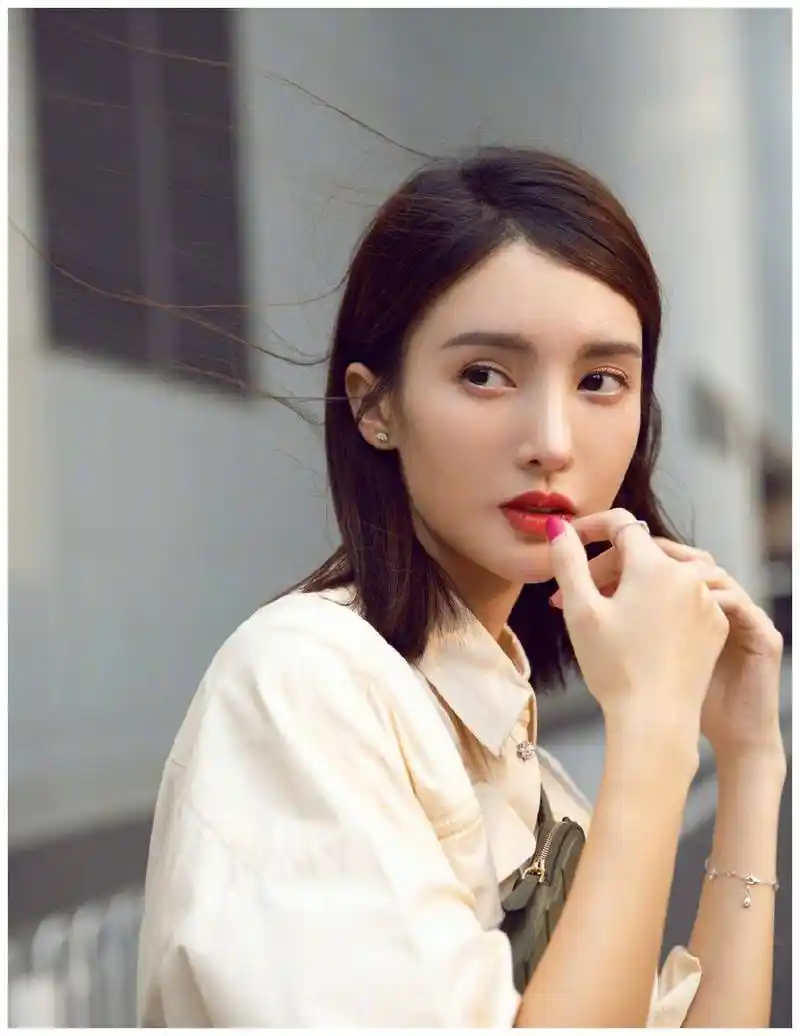 金晨换了新的短发风格. 发型齐整,穿着街头裤的酷酷女孩.