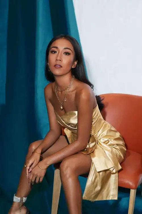 金光闪闪再夺大奖吉克隽逸性感现身风头却被打底裤抢走