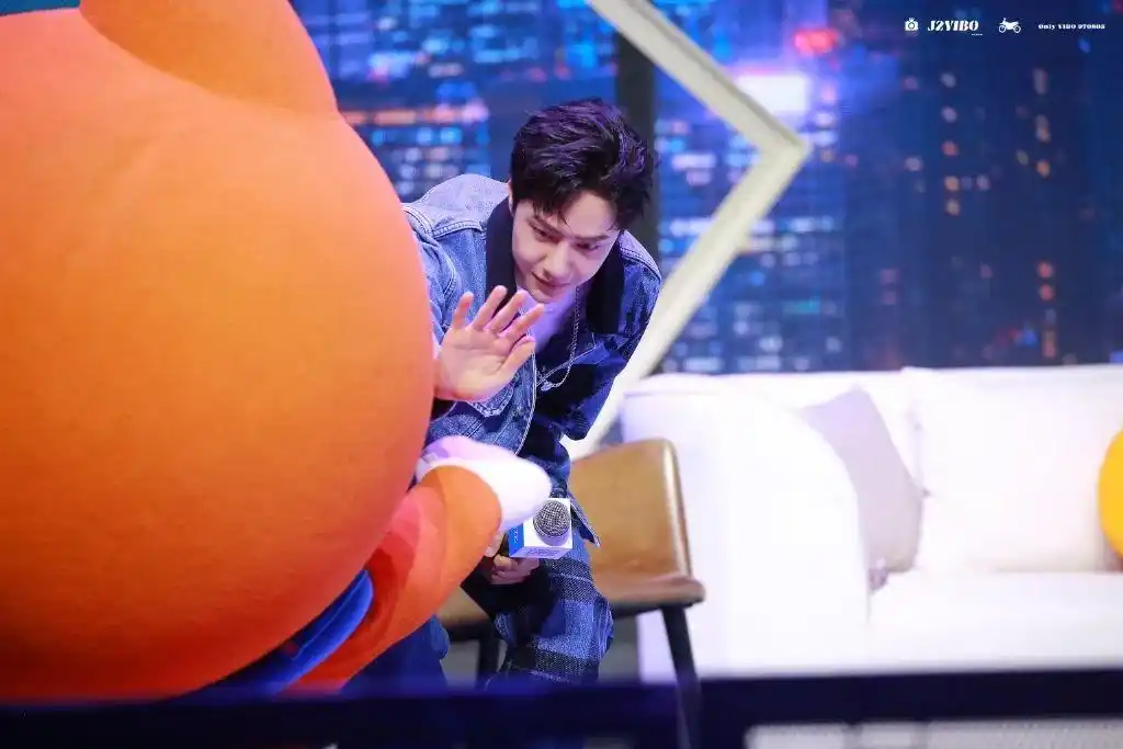 王一博壁纸他笑起来的时候我想把整个世界给他