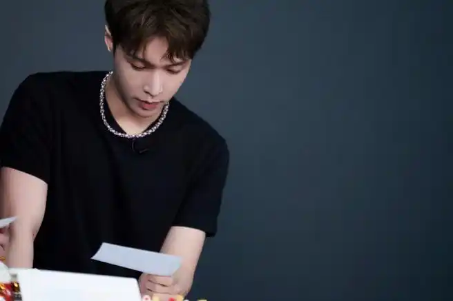 张艺兴盒子里的猫