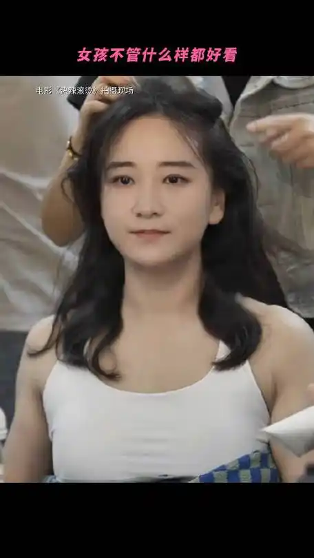 说实话,一开始看到瘦下来的贾玲还不太适应,现在却是越看越