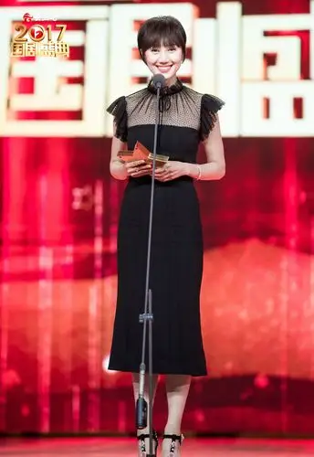 袁泉《2017国剧盛典》美艳高清颁奖图片