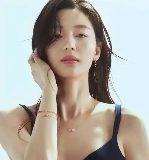 韩国女星全智贤惊现上海,机场出来身神采飞扬,容貌依旧_生活_时尚