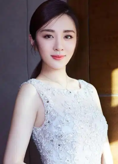 女星王晓晨深夜醉酒被拍,情绪亢奋吸烟,与男伴搂抱坐车不知去向