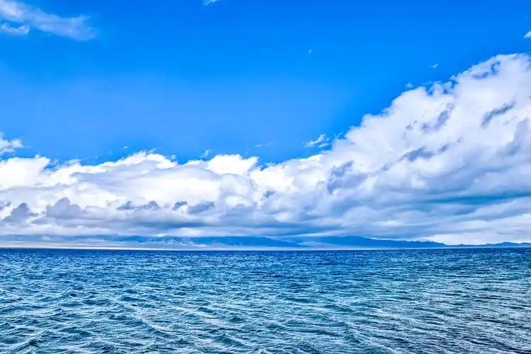 新疆博尔塔拉早春的赛里木湖蓝色湖水