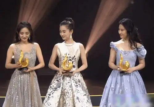 杨颖刘亦菲牵手走秀,唯独杨幂被落下,谁注意到她教科书式救场