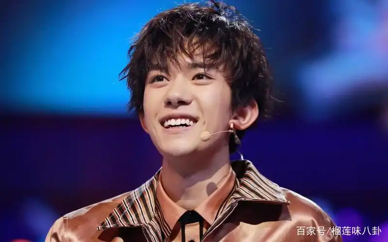 易烊千玺的小酒窝也太好看了吧?难怪那么多女孩为他的笑容着迷