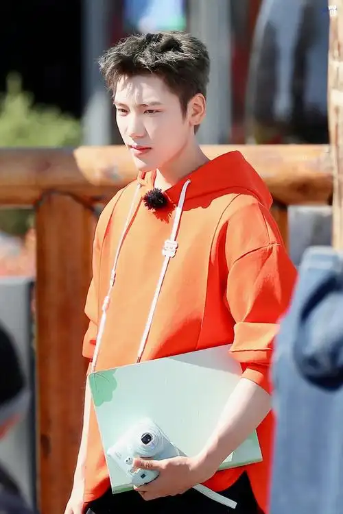 王子异[超话]#97#王子异极限挑战宝藏行#又可爱又觉得太阳好晒77