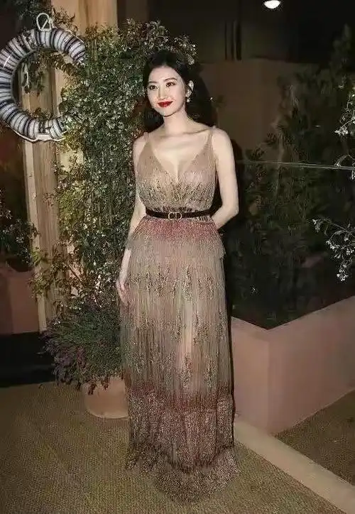 女神景甜深v吊带长裙,配上红唇,性感迷人,太美了