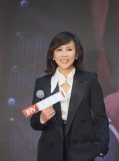 54岁刘嘉玲近照,穿着简朴素颜晨跑,与精修图相比差距明显_照片_状态