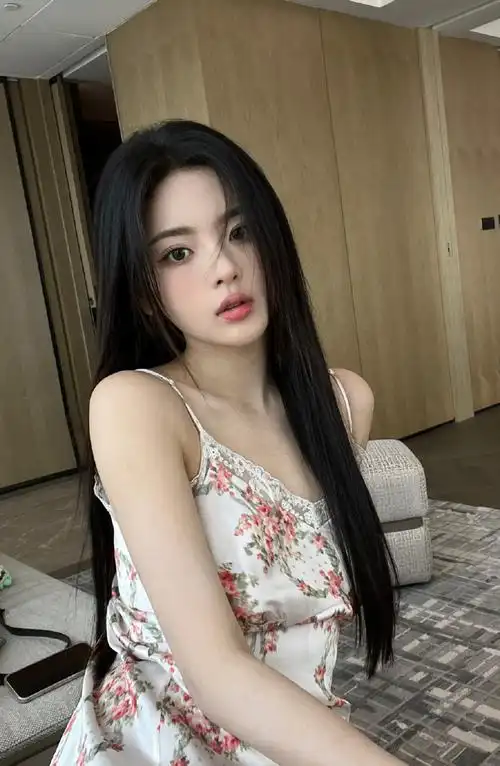 杨超越超话#杨超越一字肩公主裙造型#杨超越参加你好星期六的这套黑色