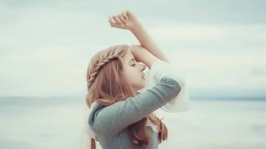 可爱清新美少女高清桌面壁纸