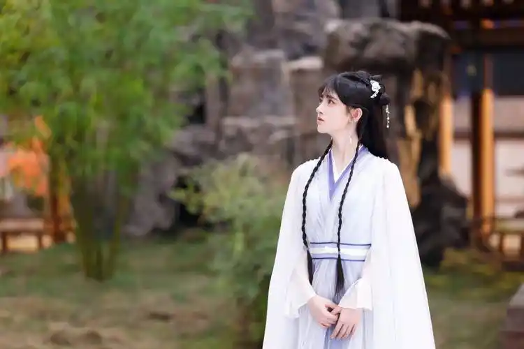 鞠婧祎片场照古风满满空气刘海搭麻花辫可爱十足