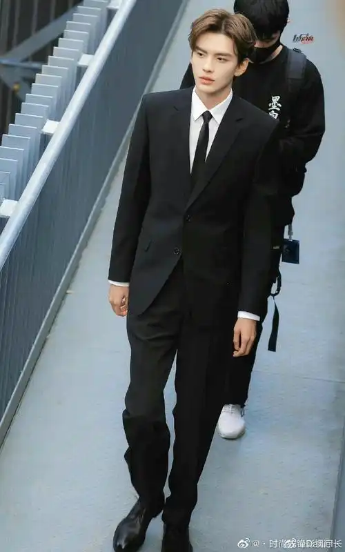 毕雯珺墨白双重身份##毕雯珺腹肌