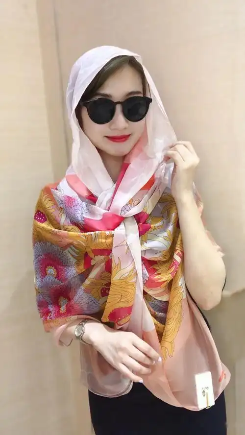 系法教程 | 丝巾秒变防晒衫,才能时髦过夏天