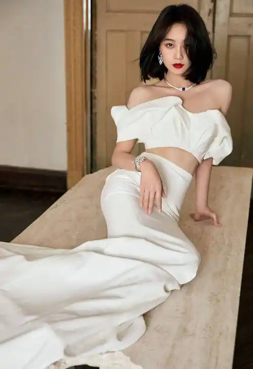 蓝盈莹身穿白色抹胸礼服,露出精致锁骨,优雅迷人 –第 8 页– 爱读书