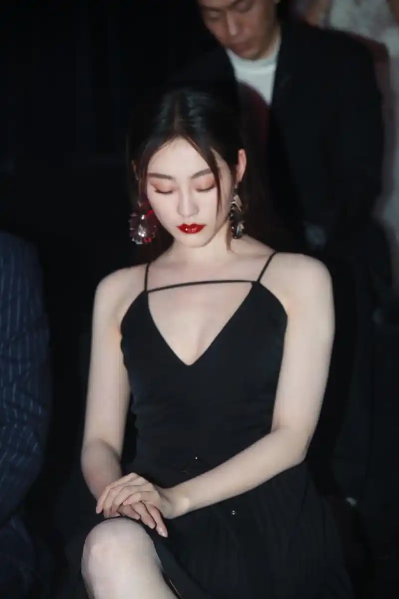 祝绪丹黑色吊带长裙美照,妖艳有气质,唯独缺少一份性感!#2024我想说