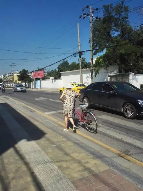 女士出门在外,遮阳帽是首选,既轻便又隔热,瞧这位,估计觉得骑车更容易