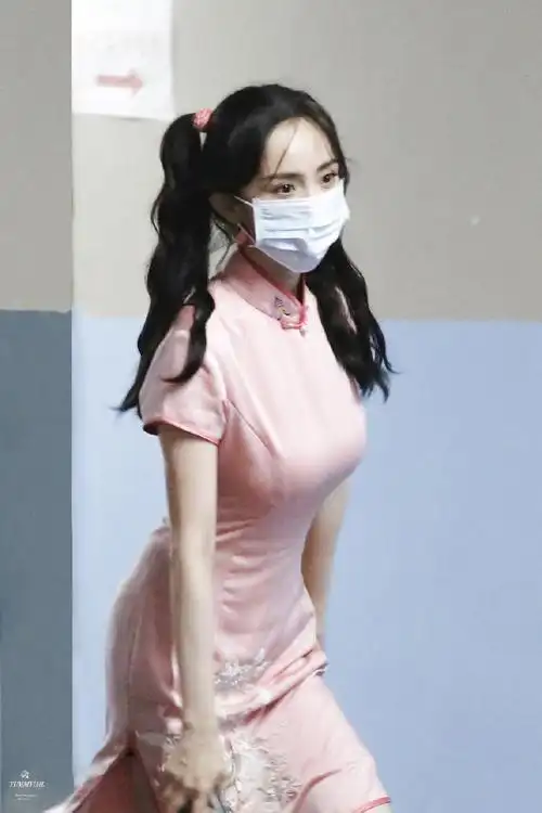 杨幂珠光白旗袍#"密室大逃脱"中幂姐这个粉色旗袍 双马尾造型也特别