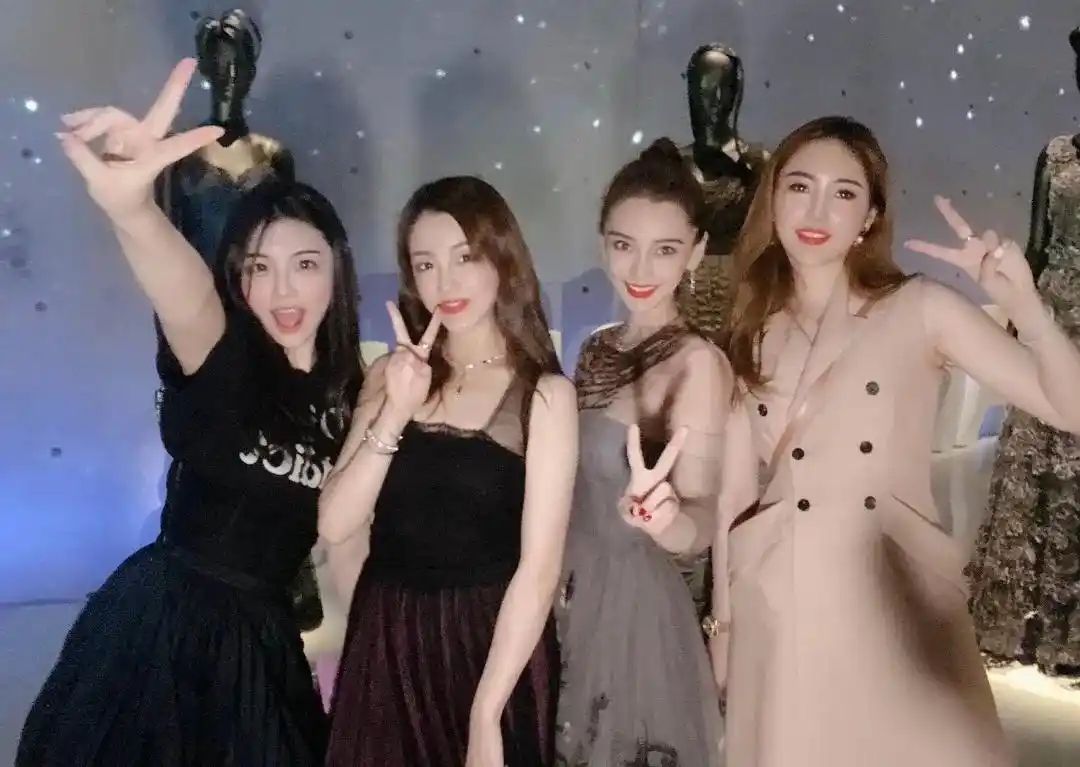 angelababy这张合照简直就是现实版三十而已的富婆聚会了,只不过现实
