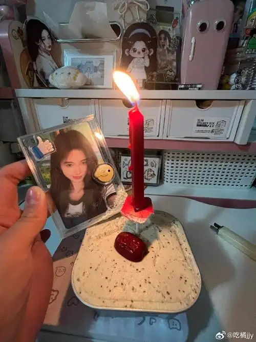 鞠婧祎超话补一个之前生日当天拍的照片(蛋糕好吃!