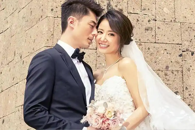 林心如豁出去了,这裙子都短到大腿根了还敢坐,只能枕头遮住_霍建华