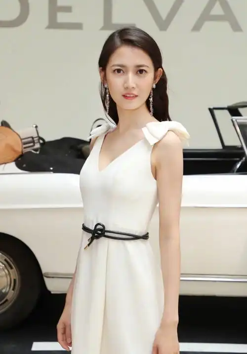 新版陈钰琪的赵敏淡蓝色纱织长裙尽显女性魅力女人味十足