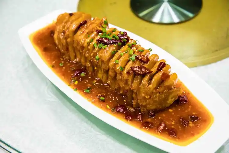 评判办法:以热菜 热菜项目的参赛选手,两道热菜各占中式烹调工种现场