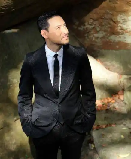 张学友灰胡子白发现身,他和梁朝伟开始了各自的生活_对方_的发展