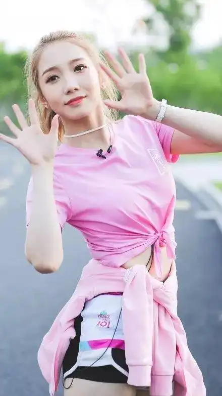 火箭少女孟美岐旧照曝光非主流舞台照撞脸秦海璐土味十足