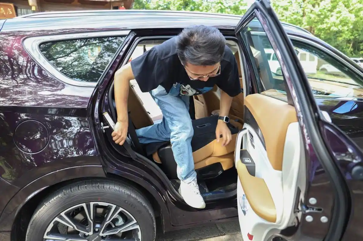 而且第三排的进出堪称灾难级的,上下车的姿态太难拿了.