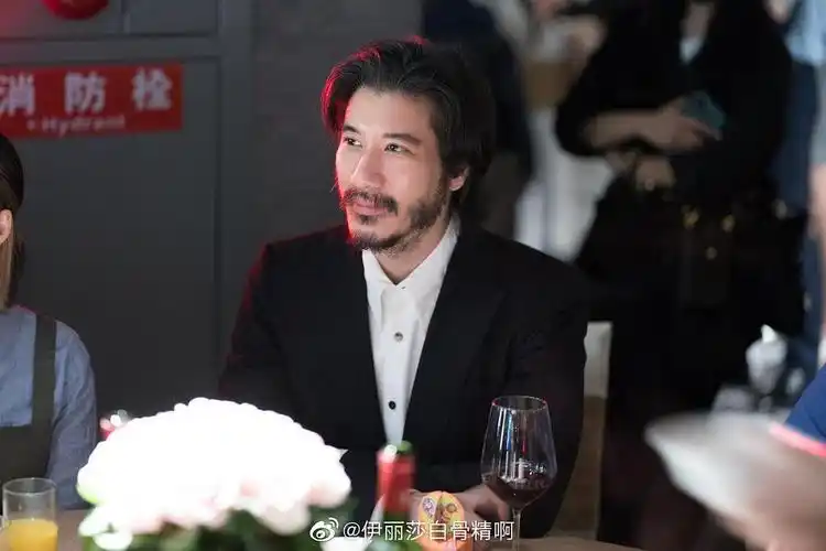 好久不见的王力宏留起了胡子还是络腮胡4254