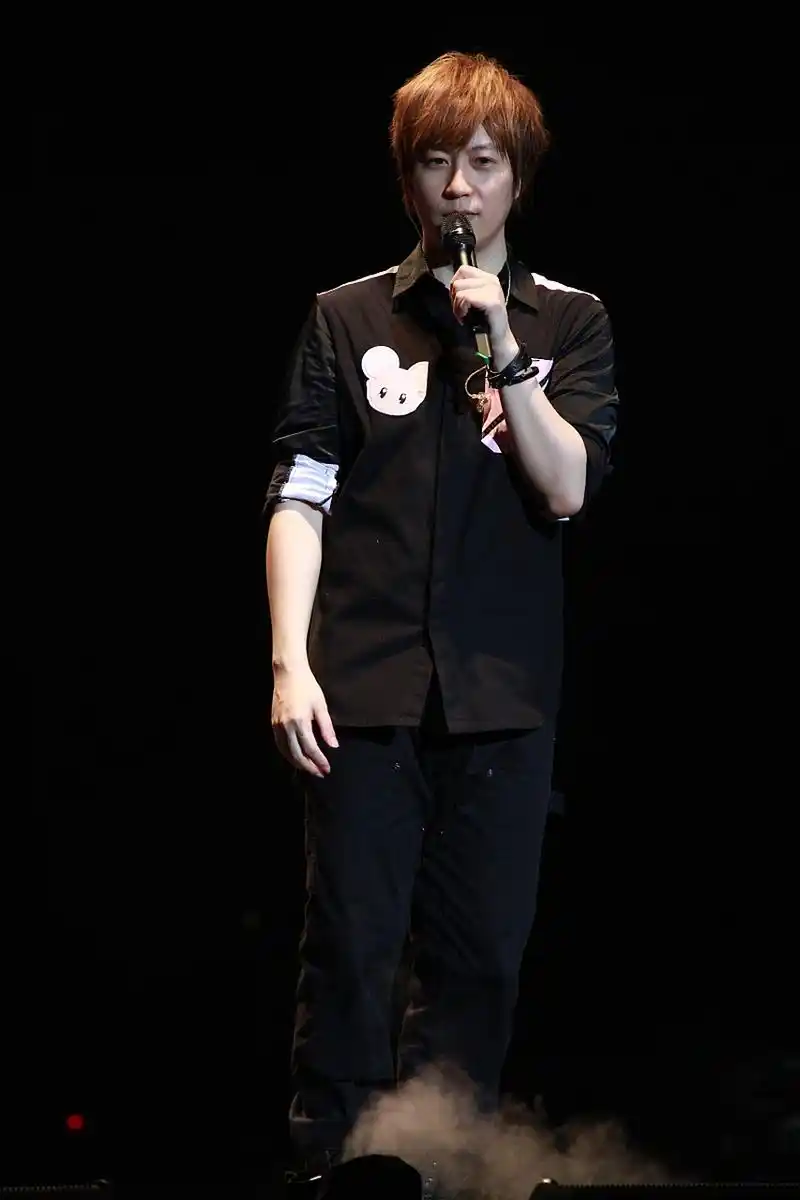 阿信演唱会边吸氧边唱#  五月天主唱阿信在演唱会上吸氧引发热议