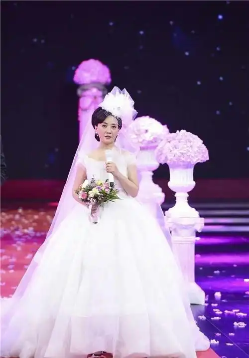 为继子享有爱不生孕,60岁邓婕终光明正大为张国立穿婚纱