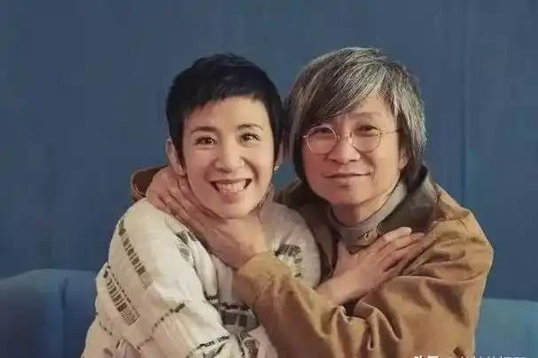 4位奇葩中年未婚女明星,不婚却有固定伴侣,俞飞鸿:他只是闺蜜