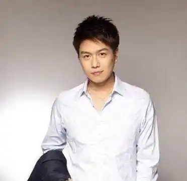 他演了23部戏没红,现在出道15年,改3次名字_李易_蔡君茹_因为