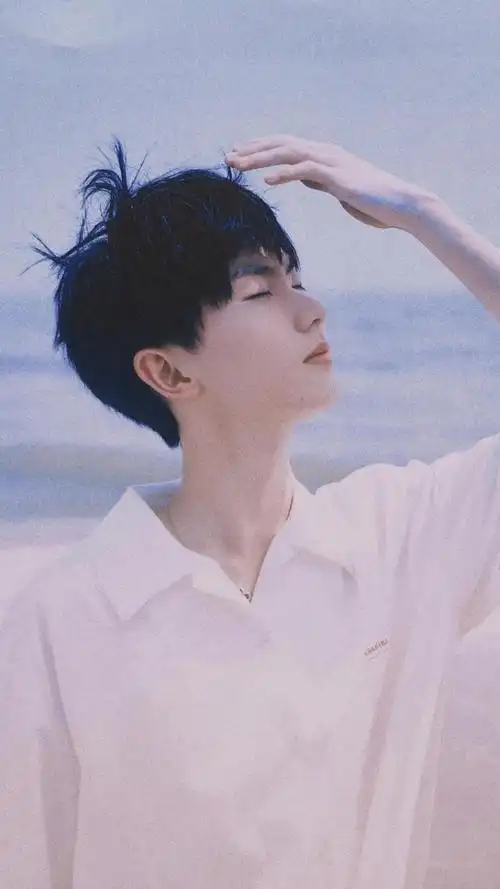 干净清新男孩马嘉祺海边迷人写真,高清图片,手机锁屏桌面-壁纸族