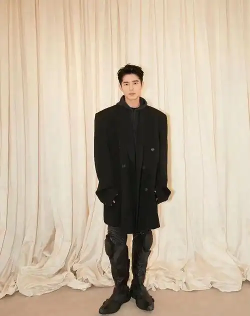 刘昊然185的身高撑起这件西服还是绰绰有余的,但刘昊然并不属于双开