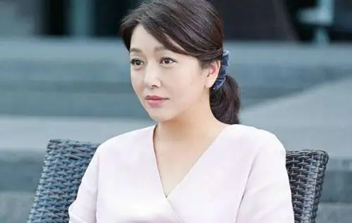 江珊和靳东亲密照片江珊靳东什么关系