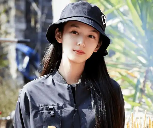 而刚好周也前段时间也有参演古装剧《天涯客》,她在剧中扮演女主"顾湘